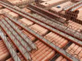 Strop teriva w budowie, widoczne pustaki ceramiczne i zbrojenie. Sprawdź aktualną strop teriva cena.