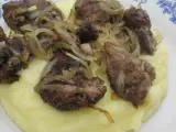 Smażona wątróbka drobiowa z cebulką na purée ziemniaczanym.