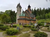 Drewniana świątynia Wang w Karkonoszach, otoczona cmentarzem i lasem. Ciekawe są jej skandynawskie korzenie i unikalna architektura.