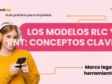 Chica con auriculares y móvil, aprendiendo sobre los modelos RLC y RNT. Guía práctica para empresas.