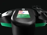Lenkrad eines E-Scooters mit Display, das die Bolt Taxi App anzeigt. "Can park here" ist auf dem Bildschirm zu lesen.