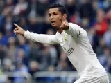 Cristiano Ronaldo, znany z imponującego wzrostu, w białej koszulce Realu Madryt.