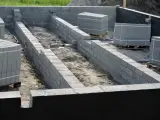 Budowa fundamentów z bloczków betonowych, przygotowanie pod izolację pionową fundamentów.