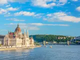 Budynek Parlamentu w Budapeszcie nad Dunajem, jeden z najpiękniejszych widoków Węgier.