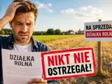 Zdezorientowany mężczyzna trzyma dokument "Działka rolna" na tle pola. Obok znak "Na sprzedaż działka rolna" i czerwony napis "Nikt nie ostrzegał!". Teren zabudowany.