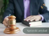 Prawnik z urzędu składa przysięgę na książkę, obok młotek sędziowski.