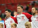 Piłkarze reprezentacji Polski, w tym Lewandowski, w biało-czerwonych strojach. Ich pozycja w rankingach jest ważna dla kibiców.