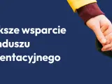 Większe wsparcie z funduszu alimentacyjnego. Dłoń dorosłego trzyma dłoń dziecka, symbolizując pomoc i bezpieczeństwo.