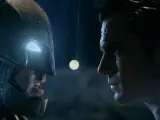 Batman w zbroi i Superman w deszczu, twarz w twarz. Napięcie przed walką Batman vs Superman.