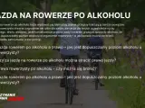 Dwaj mężczyźni jadą na rowerach po ścieżce. Temat: jazda rowerem po alkoholu i jej konsekwencje prawne.