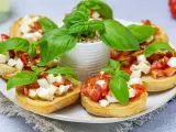 Bruschetta z pomidorami i mozzarellą, świeża bazylia i chrupiące pieczywo. Idealny przepis na letnią przekąskę.