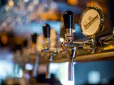 Grifos de cerveza en un bar, listos para servir. Un detalle que evoca el ambiente de un traspaso de bar exitoso.
