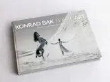 Książka "Konrad Bąk PHOTOART. Jak powstają magiczne obrazy" z koniem i kobietą na pustyni. Poradnik dla fotografów.