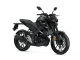 Czarny motocykl Yamaha MT-125 na białym tle. Sprawdź jego wymiary, w tym Yamaha MT 125 wysokość siedzenia, aby dopasować go do siebie.