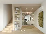 Ingresso ampio con libreria a giorno, scala in legno, specchio rotondo e carta da parati tropicale. Idee per come arredare un ingresso grande con stile.