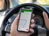 Dłoń trzyma telefon z nawigacją pokazującą trasę do Sarıhasanlı Cd. Czas dojazdu 19 minut. Ile punktów za telefon?