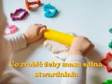 Dziecko wałkuje masę solną żółtym wałkiem. Wokół foremki do ciastek. Jak sprawić, by masa solna stwardniała?