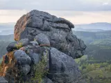 Skaliste formacje Gór Stołowych, idealne na wędrówki szlakami. Widok na zielone doliny i wzgórza.