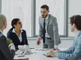 Zespół biznesowy w biurze podczas spotkania.