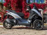 Srebrny Piaggio MP3 300 z trzema kołami, idealny do miasta. Sprawdź piaggio mp3 300 dane techniczne.