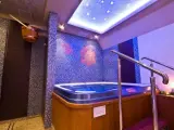 Relaks w jacuzzi i prysznic z drewnianej bani w klimatycznym spa dla dwojga.