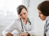 Lekarka omawia z pacjentką objawy, które mogą wskazywać na wyrostek sutkowaty zapalenie.