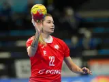 Aleksandra Rosiak w akcji, rzuca piłkę ręczną. Zawodniczka w czerwonej koszulce z numerem 22.