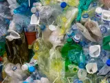 Góra plastiku: butelki, kubeczki, folie. To wszystko to odpady zmieszane, kod do segregacji.
