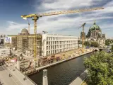 Baustelle am Berliner Dom, Kräne ragen in den Himmel. Ein neues Gebäude entsteht, während der Dom in seiner Pracht erstrahlt. Ein Blick auf das heutige Berlin, das sich ständig neu erfindet.