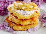 Fit placuszki z serka wiejskiego i banana, posypane cukrem pudrem i ozdobione bzem. Pyszne i zdrowe!