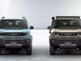 Dwa nowe modele toyoty jeep, jeden błękitny, drugi złoty, prezentują odważny design i gotowość do przygód.
