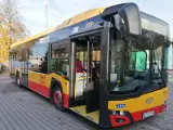 Autobus KML 777 z otwartymi drzwiami, gotowy do odjazdu. Sprawdź kmł rozkład jazdy i wsiadaj!