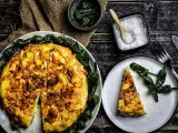 Spanische Tortilla mit Kartoffeln und Paprika, ein köstliches spanische Tortilla Rezept, serviert mit Salz und Pimientos de Padrón.