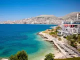 Piękna plaża i hotel nad turkusowym morzem. Czy wakacje w Albanii są bezpieczne? Tak, to popularny i bezpieczny kierunek turystyczny.