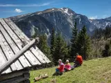 Rodzina odpoczywa przy szałasie, podziwiając Tatry. Idealne tatry atrakcje dla leniwych, gdzie można usiąść i cieszyć się widokiem.