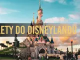 Zamek w Disneylandzie, ludzie spacerują, a nad nimi napis "Bilety do Disneylandu". Dowiedz się, ile kosztuje bilet do Disneylandu.