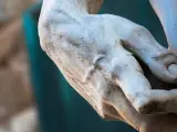 Détail d'une main sculptée, évoquant la puissance et la grâce d'une statue de Michel Ange.