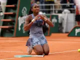 Coco Gauff, a joven tenista, celebra en tierra batida, con el corazón en las manos.