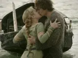 Tristan i Izolda w łodzi całują się namiętnie, otoczeni wodą.