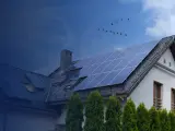 Dom z panelami fotowoltaicznymi na dachu. Polenergia dla przyszłości.