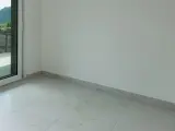 Plinthe grise discrète pour carrelage imitation marbre. Un choix idéal pour une finition propre et moderne.