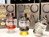 Tres atomizadores Uwell Crown V en rojo, negro y plateado, con sus cajas de fondo.