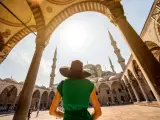 Kobieta w kapeluszu podziwia Błękitny Meczet w Stambule. To miejsce, gdzie można poczuć ducha Ramadanu.