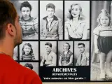Un homme regarde des archives numérisées : portraits d'enfants et d'adultes d'une autre époque.