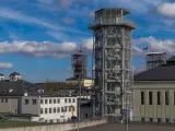 Nowoczesne budynki i wieże przemysłowe w Wałbrzychu. Może to miejsce oferuje ulgi dla emerytów?