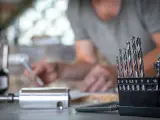 Zestaw wierteł do metalu czeka na użycie. Zrozumienie, jak wiercić w metalu, jest kluczowe dla każdego majsterkowicza.