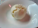 Eine Kugel cremiges Quark Eis in einer weißen Schale, bereit zum Genießen.
