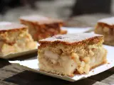 Pyszny jabłecznik, czyli domowa szarlotka, posypana cukrem pudrem, kusi kawałkami jabłek i chrupiącym ciastem.