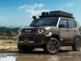 Nowy Toyota Land Cruiser 100 gotowy na przygodę, z bagażnikiem dachowym i terenowymi oponami, w błotnistym krajobrazie.