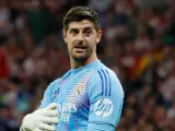 Bramkarz Realu Madryt, Thibaut Courtois, w jasnoniebieskiej koszulce z rękawicami, gotowy do obrony.